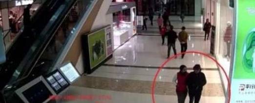 华为手机被偷怎么锁死
:郑州两女一男在车内做着犯法的勾当，被民警当场抓捕