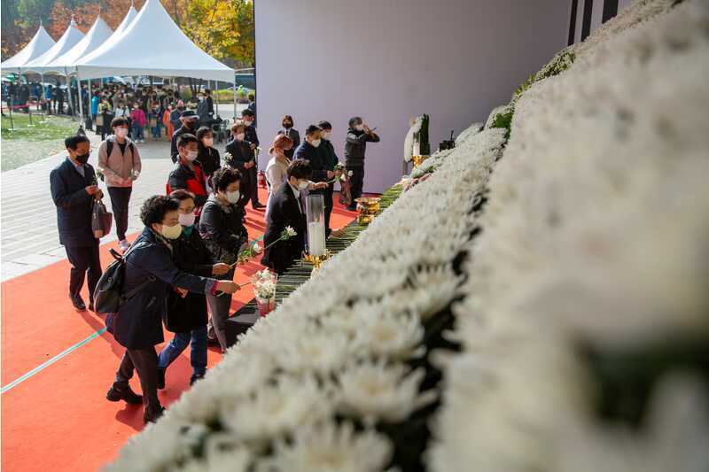 最新消息，韩国梨泰院踩踏事故死亡人数升至158人！