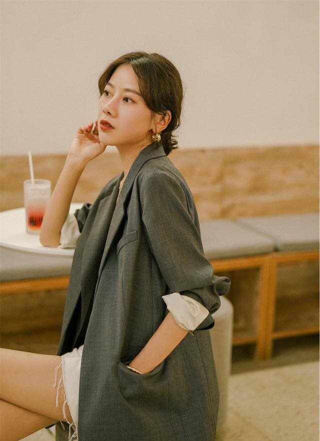 原创
  早秋穿衣,试试这5款通勤风单品,时髦优雅显气质,早穿早美丽! 第1张 原创
  早秋穿衣,试试这5款通勤风单品,时髦优雅显气质,早穿早美丽! 第1张