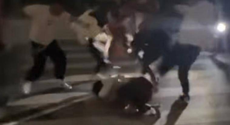 男子在小区外被多名男女殴打，四川警方：10名涉案人员全部归案