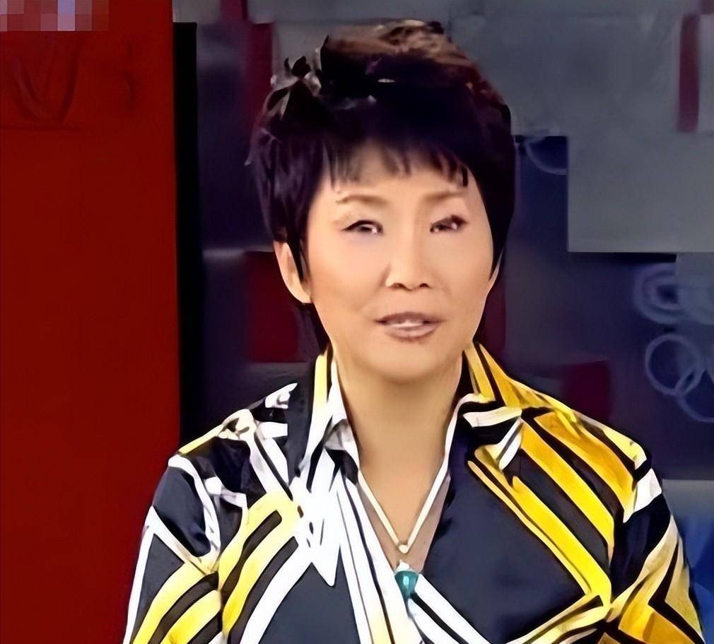 宁馨：中国首位女体育主持人，与丈夫分居22年，59岁无子