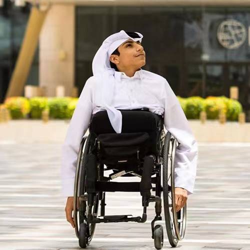 世界杯开幕式上与弗里曼对话的残障男孩，梦想着参与残奥会