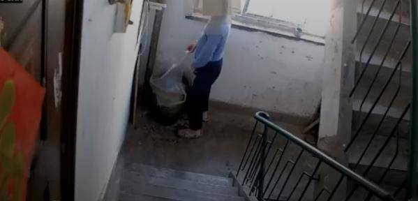辽宁大连：老人往楼道酸菜缸撒尿，其儿子发声！