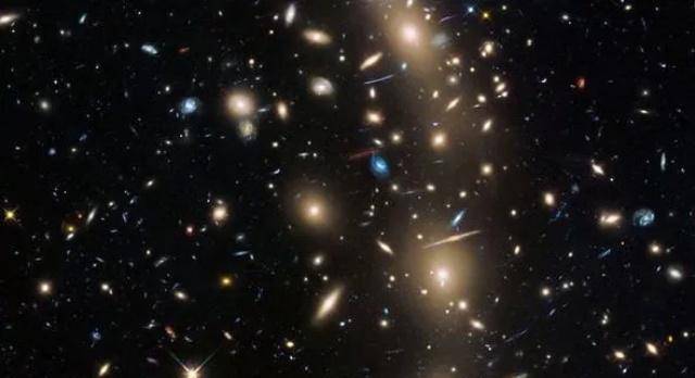 000个星系的照片命名为哈勃遗产场,这些星系可追溯到宇宙大爆炸后仅仅