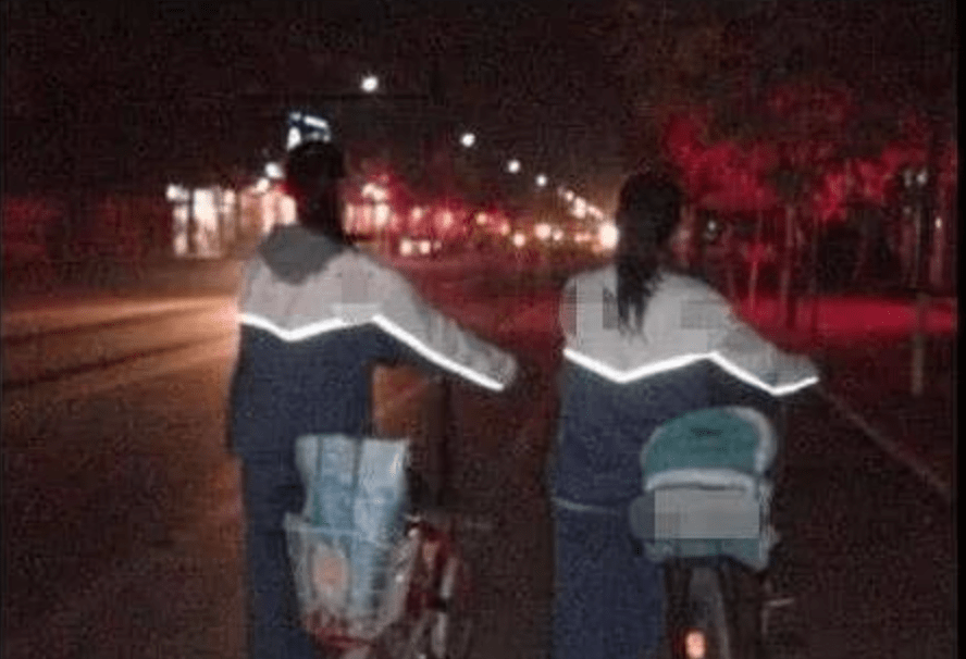 能够突出自己的个性;最后,学生知道校长设计校服的目的,从心理上就起