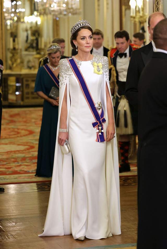 凯特「绝美纯白号衣」出席国宴飘仙气，戴黛妃钟爱皇冠加持