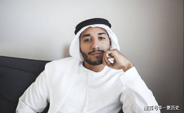 bsport体育看卡塔尔世界杯通过服饰来认识中东不同地区的男人(图11)