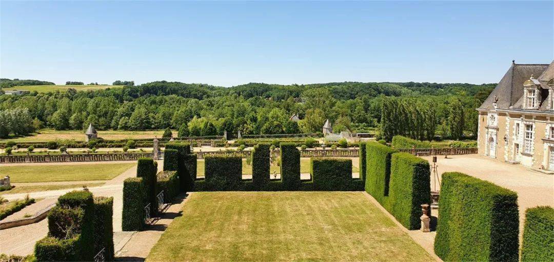 浴火重生的斑斓 | Château de Valmer 瓦尔默城堡花园