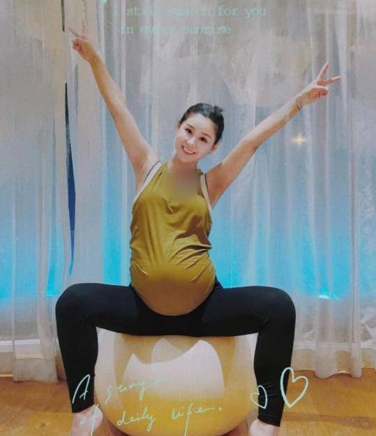 36岁李小萌失眠练瑜伽即将临盆肚子下垂明显双腿浮肿好辛苦完美体育(图2)