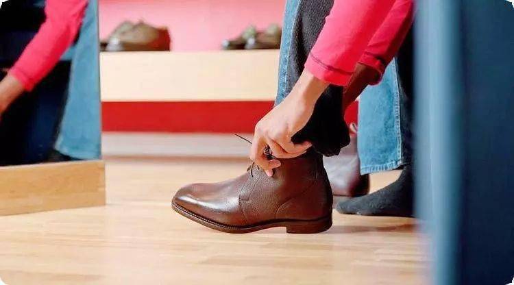 周公解梦,梦见穿差配鞋的深层含义与预兆 周公解梦,梦见穿差配鞋的深层含义与预兆