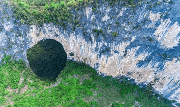 1998年,国土资源部在广西百色乐业县发现了壮观的喀斯特漏斗天坑群,包括
