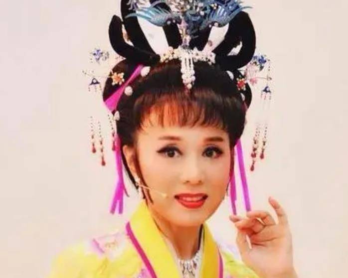 她42岁嫁小15岁鲜肉,屡次上舞台却不红,如今57岁美如少女_吴琼_实力