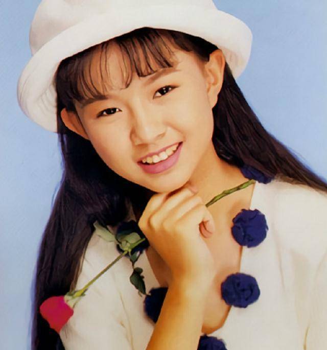 30年前唱《乡间小路》的童星卓依婷,消失20年,如今样?