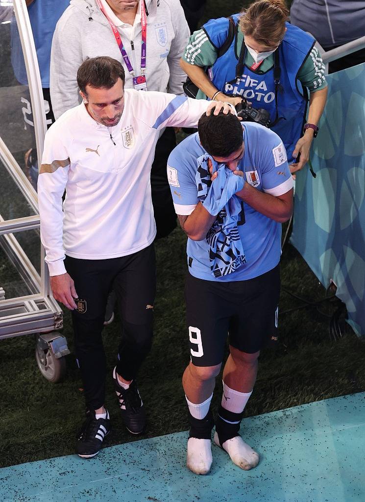 乌拉圭赢球仍出局！为了轻视韩国买单，赛后苏亚雷斯围攻裁判，苏亚雷斯落泪