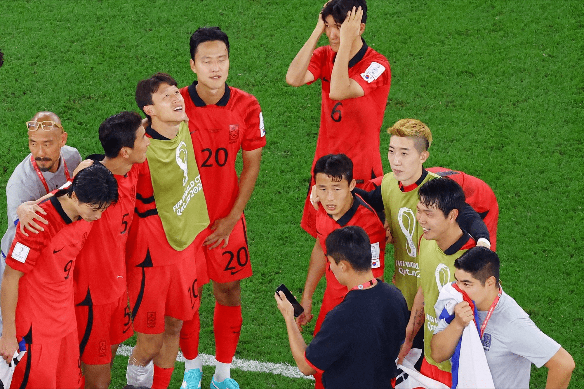 2-1！韩国绝杀葡萄牙，力压乌拉圭出线，中超旧将获C罗乌龙助攻