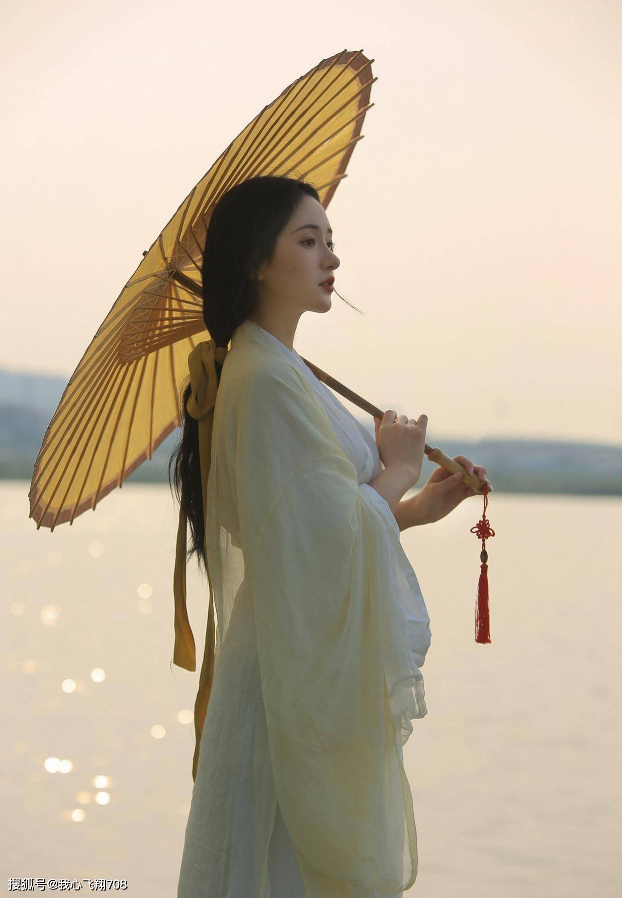 青丝白首自怜怜.云绻云舒鸿雁去,秋月春花怎奈迁.素笺香墨半填