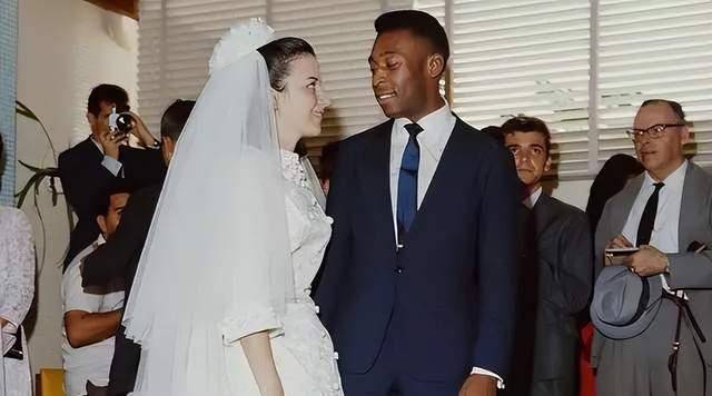 1994年,54岁的贝利与35岁的阿西莉亚·莱莫斯结婚,但婚后他依然游走于