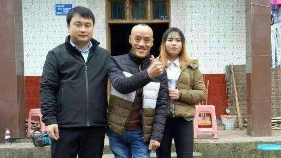 "真人版光头强"成名之后开豪车住豪宅,还娶了小20岁娇妻_冯加六_人生