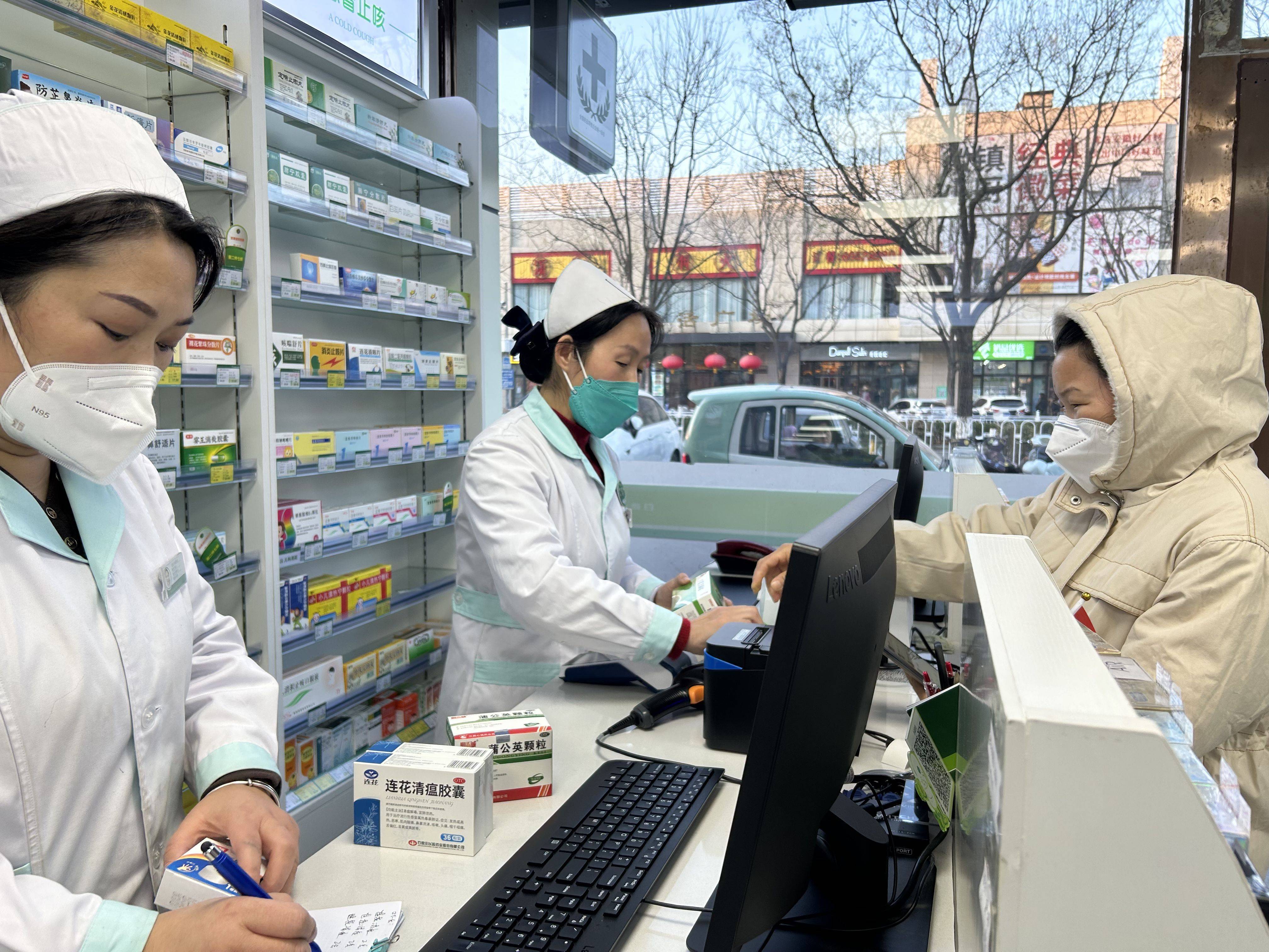 北京加大药物供应，市民不必跟风“囤药”