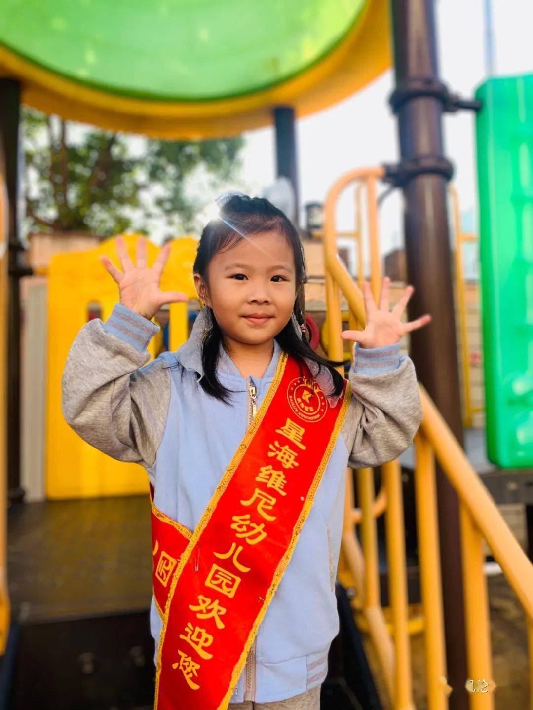 每个美好的早上,礼仪小天使们迎着煜さ男α,甜甜的一声声"早上好"