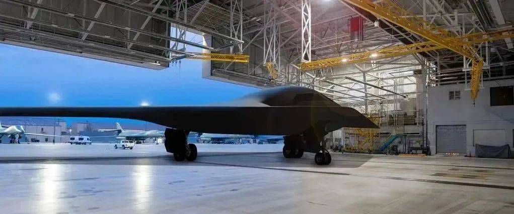 美国首次公开展示B-21“突袭者”隐形轰炸机 王亚男：暴露其在所谓“大国竞争”中的战略焦虑