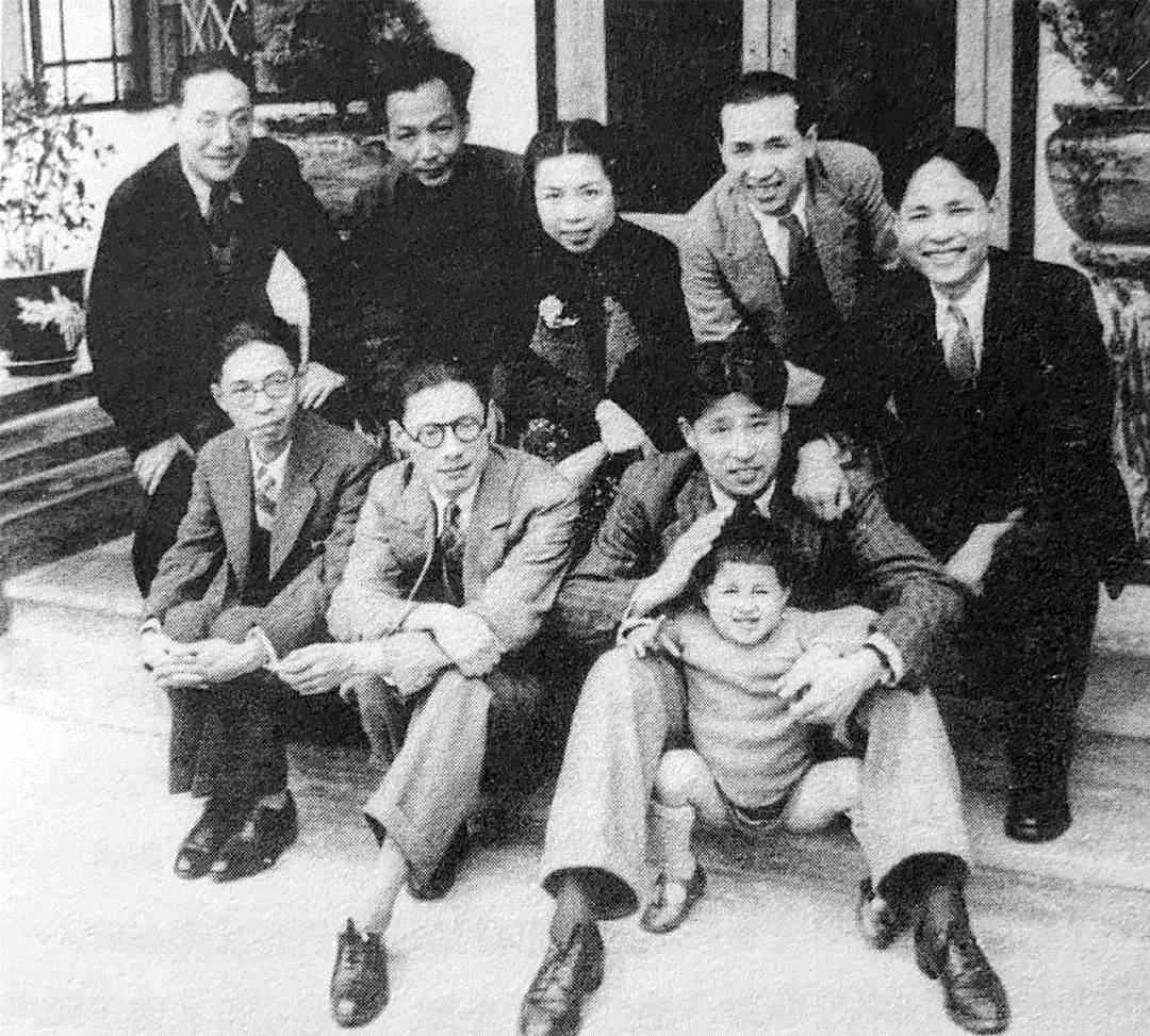 前排左一为茅盾,后排左一为潘汉年,后排右一为司徒慧敏访谈"报馆街"
