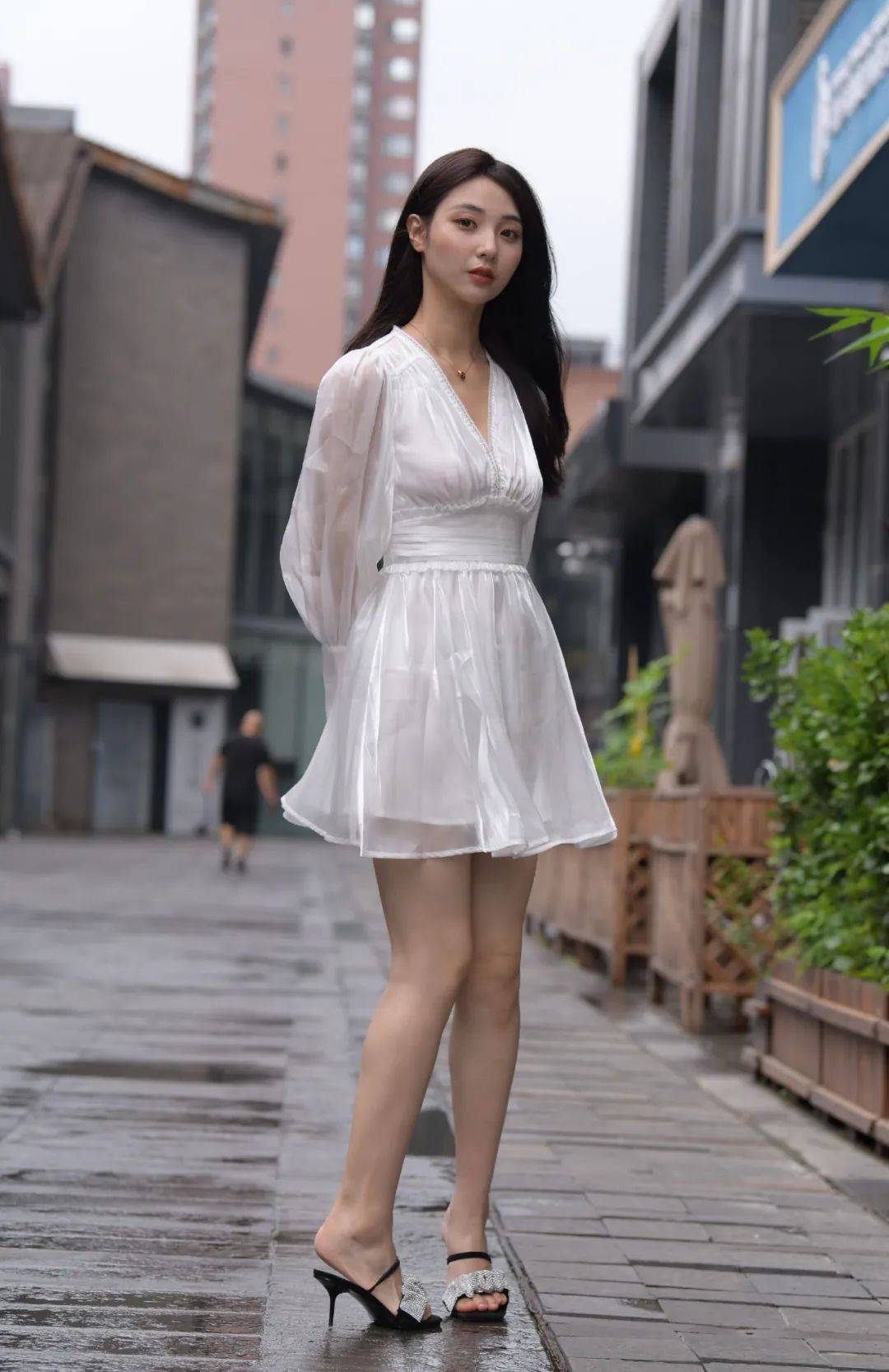 文雅洋气的白色裙子，搭配新潮高跟拖鞋，显得很淑女