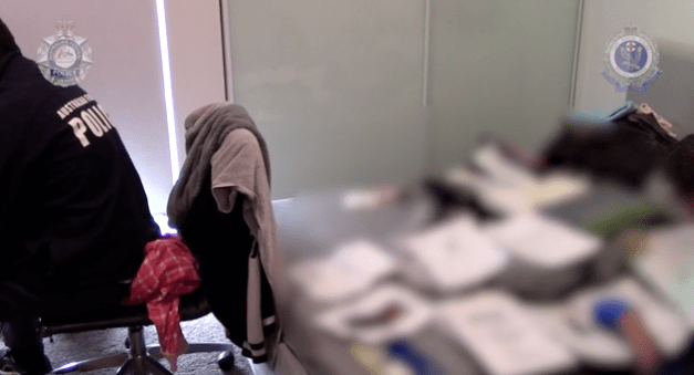 惊呆!4名澳洲中国留学生因国际诈骗被逮捕!涉案金额超$1.5亿,开24张银行卡洗钱!已有人被骗$16