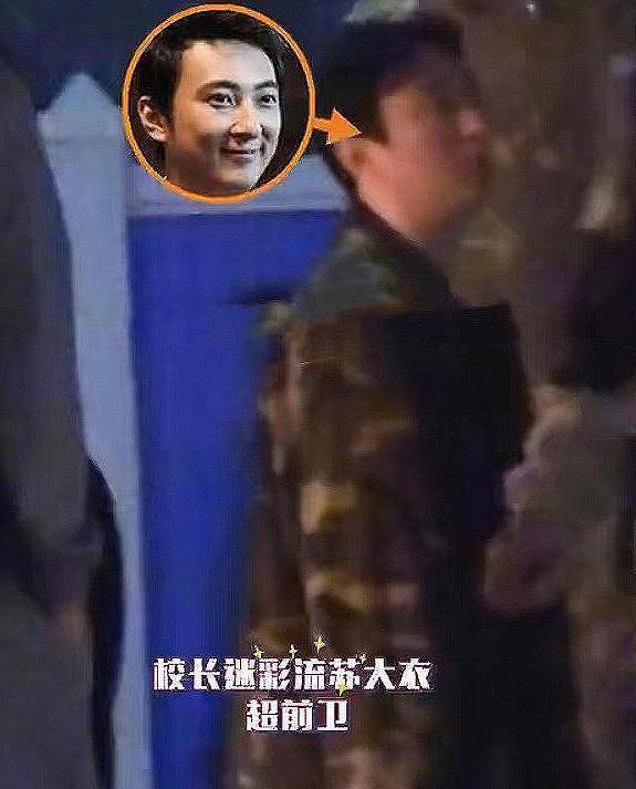 视频中王思聪身穿一件迷彩长款大衣,侧脸还是一如既往的帅气,值得注意