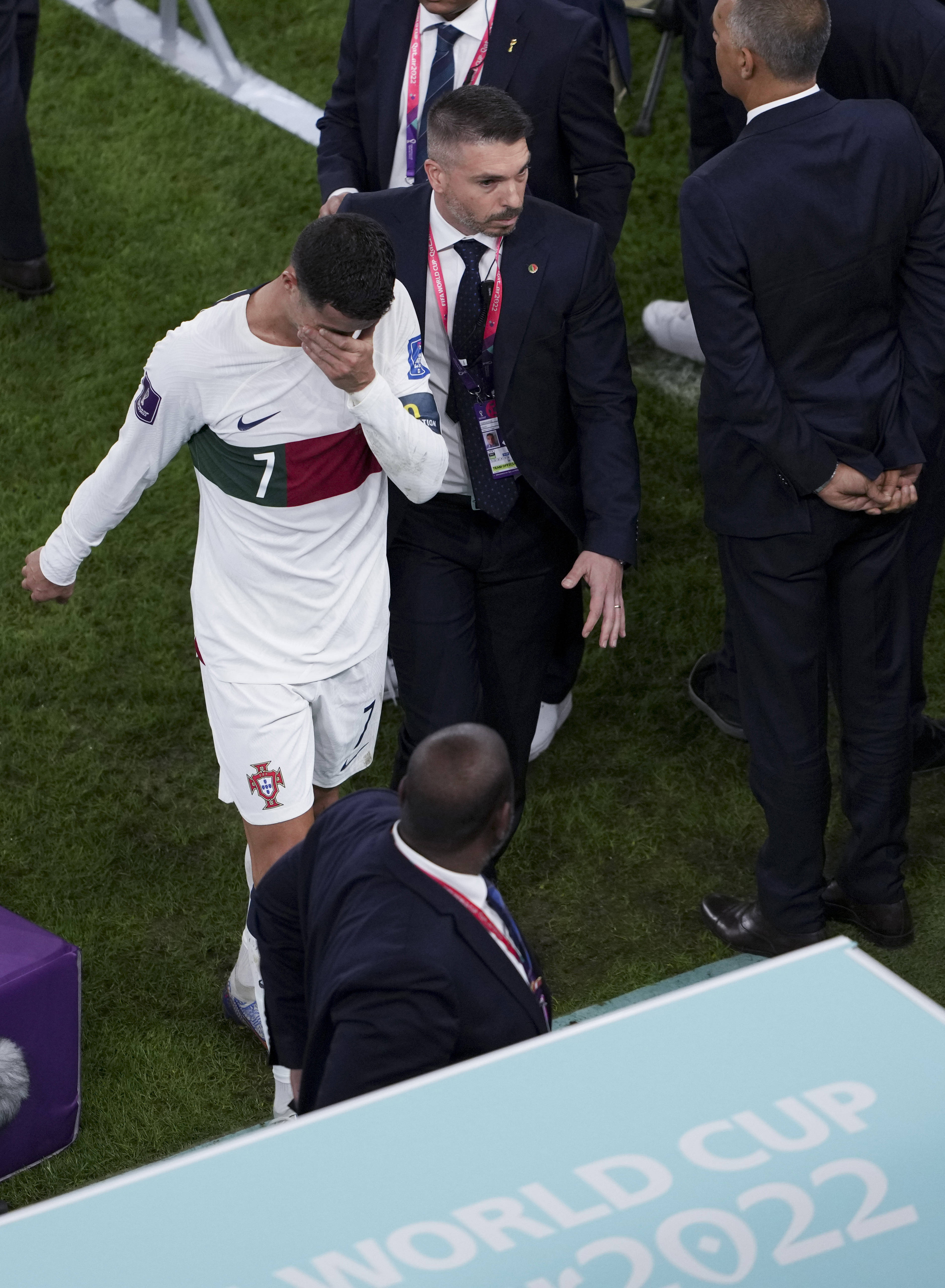 葡萄牙遭裁减C罗痛哭辞别世界杯，摩洛哥杀进四强缔造汗青