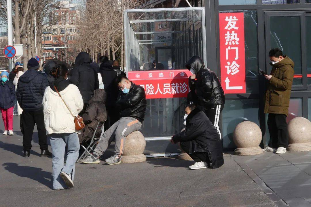 北京：昨日发热门诊患者2.2万人次，是一周前的16倍！国家卫健委发布感染者居家指引：非必要不外出