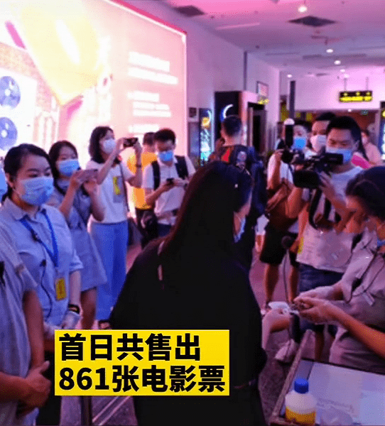 电影院复工后第一im体育场电影女大学生成幸运儿：终身免费看(图4)