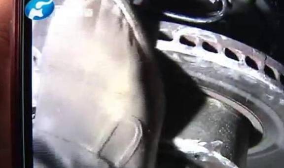 开云 开云体育官网奔驰车漏油送去维修拿到车后不敢开了男子：车轱辘差点掉了？(图2)