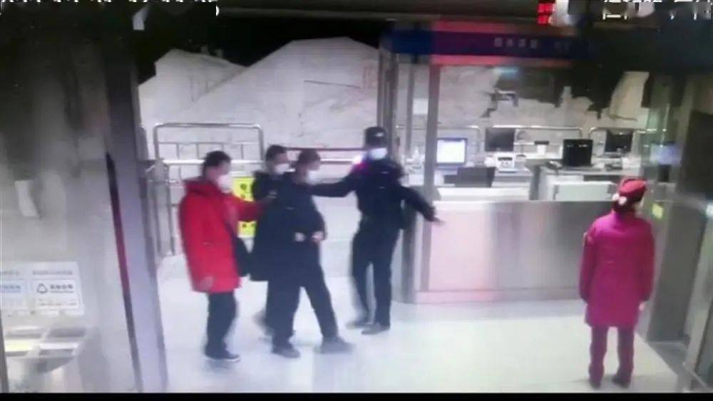 武汉一地铁内，三名视障人士因动作未便在站厅迟疑不前！辅警：我来扶着你们走！