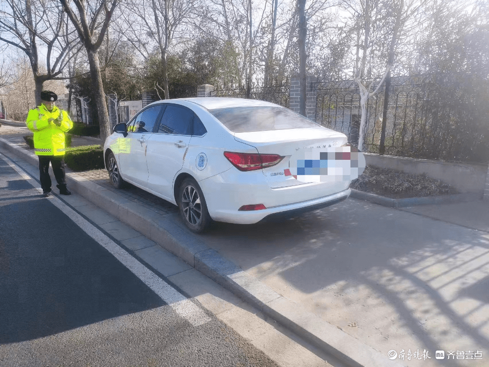 泰安交警景区大队鼎力整治违法泊车问题，优化路面交通次序