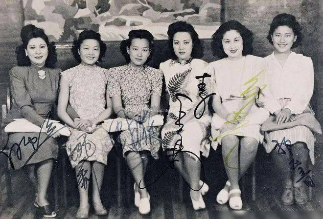 七位歌星是：周璇、白虹、龚秋霞、白光、李香兰（山口淑子）和吴莺音。