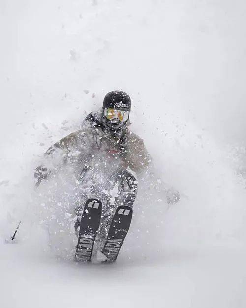 滑雪前的基础技术准备如何正确的摔谈球吧体育倒及站立(图1)