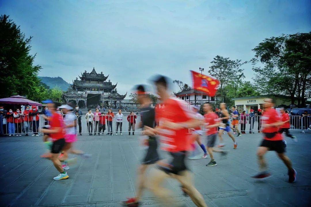 在奔驰中感触感染生命律动 | 都江堰做家眼中的马拉松……