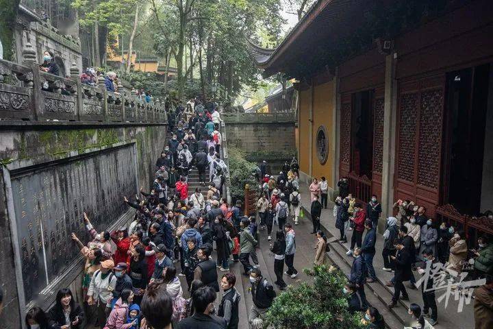 景区免门票后，游客躺卫生间走廊过夜，男厕所被女游客占领...