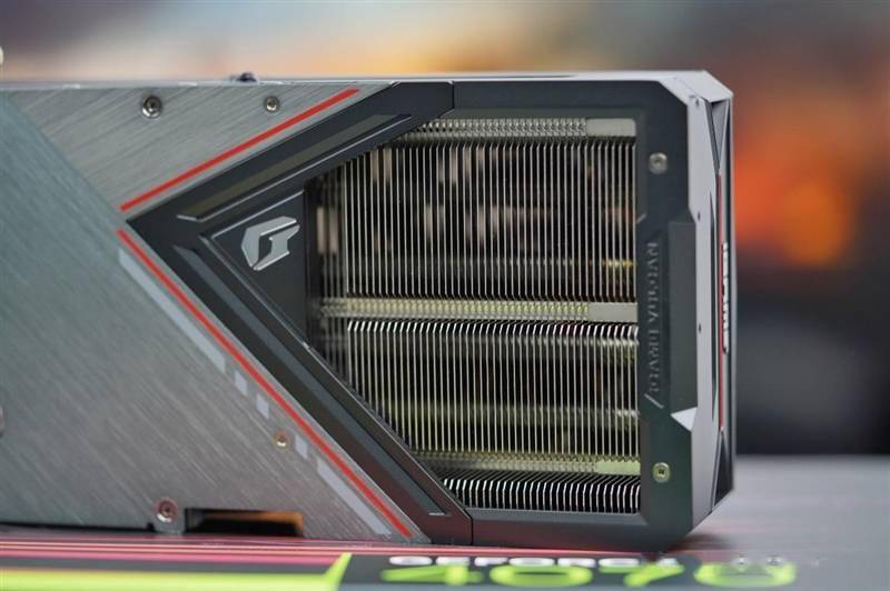 堪称堆料狂魔！iGame GeForce RTX 4070 Vulcan OC评测：游戏温度不超60度