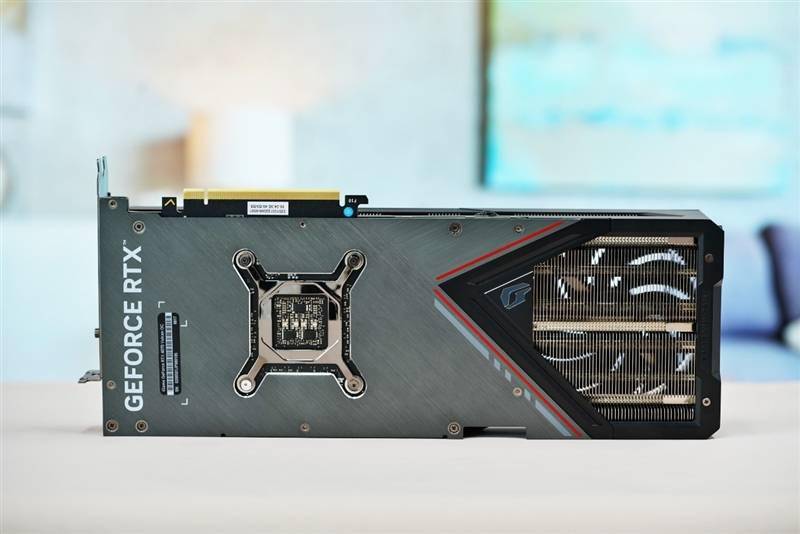 堪称堆料狂魔！iGame GeForce RTX 4070 Vulcan OC评测：游戏温度不超60度