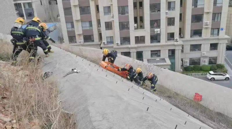 八旬老人被困约20米高挡土坡，消防接力救援！
