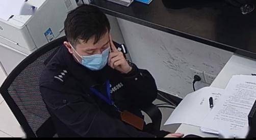 联系方式立刻拨通了电话,但警觉的收款人一时半会难以想象民警的身份...