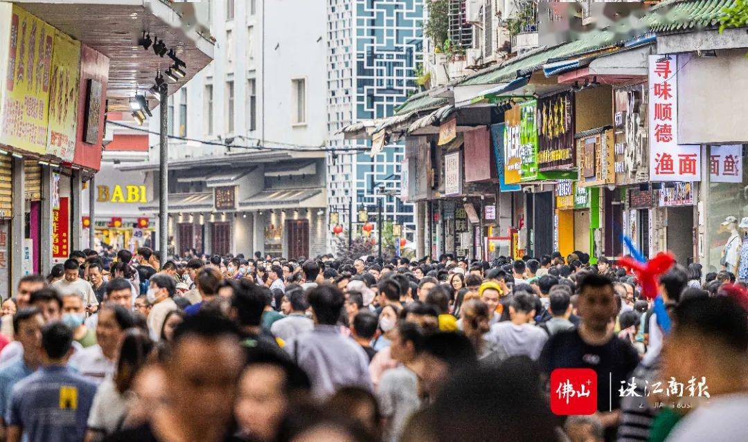 大良华盖里直街游客熙熙攘攘。“乘着地铁向顺德美食奔来”“舌尖上的诱
