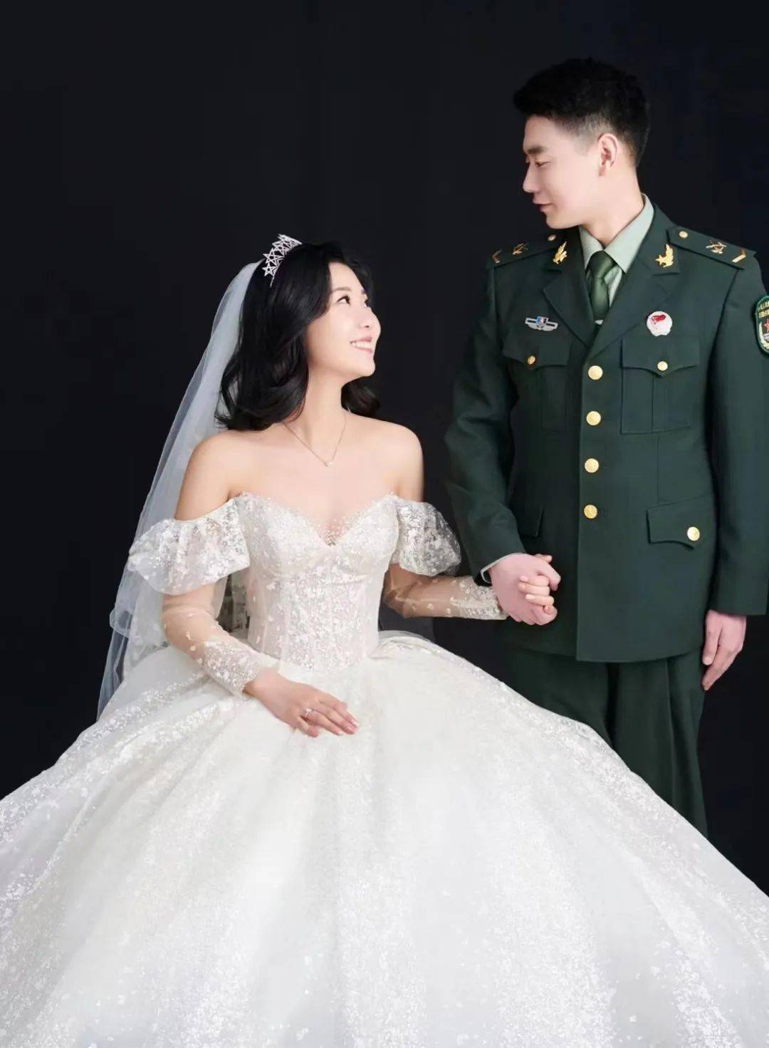 快来看!真甜!兵哥哥兵姐姐跟你表白啦!