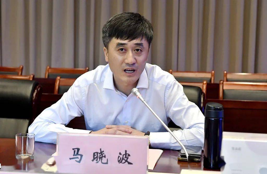 马晓波介绍了企业的发展历史、创业初衷和“种桑养人”的发展理念。 他说