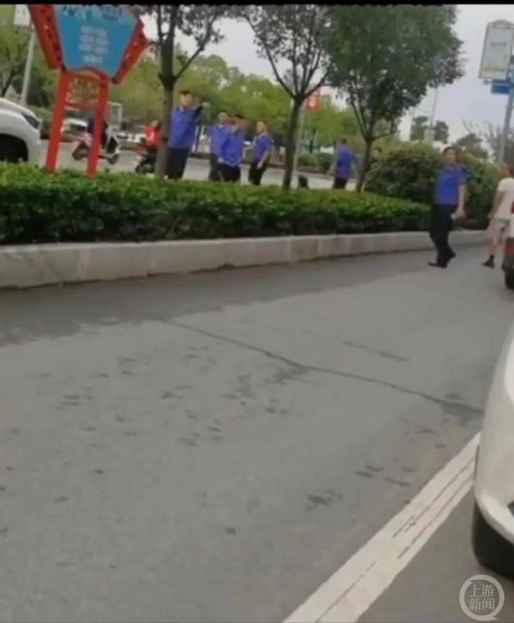 城管飞踹商户并拳打脚踢，官方：停职