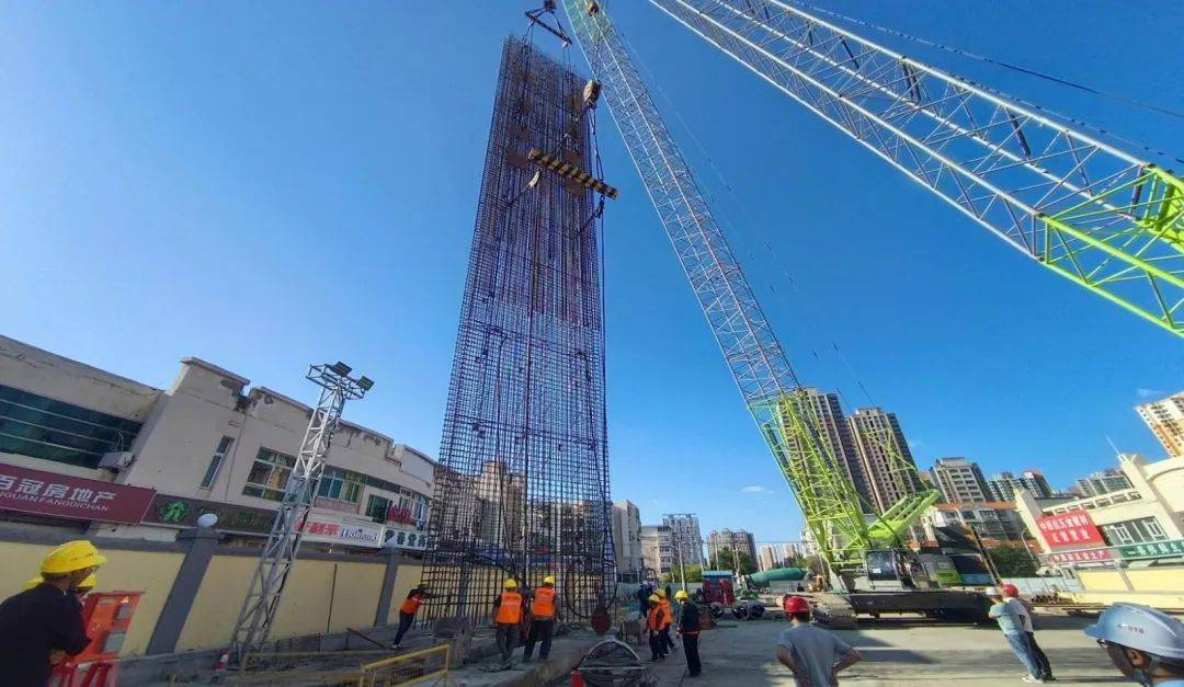 连续墙顺利吊装。至此，轨道交通b1线塘沽站以北所有站点实现开工建设。