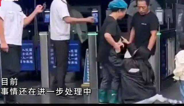 重庆一职校保安阻女子进校被扇耳光瞬间爆发：拎脖子猛摔在地