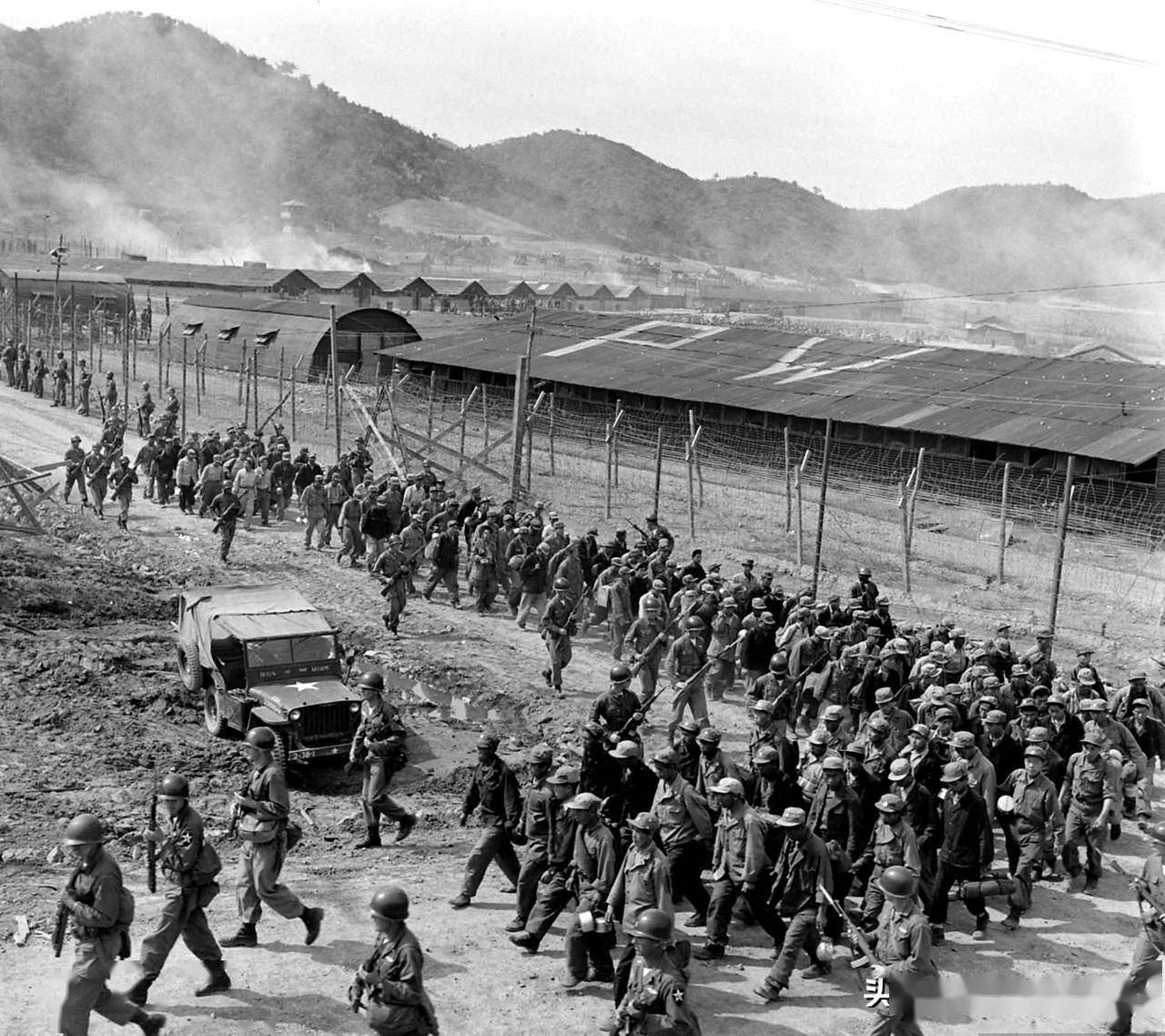 所以，每当一批战俘送到的时候，战俘营的美军就会来军队指挥官或干部，